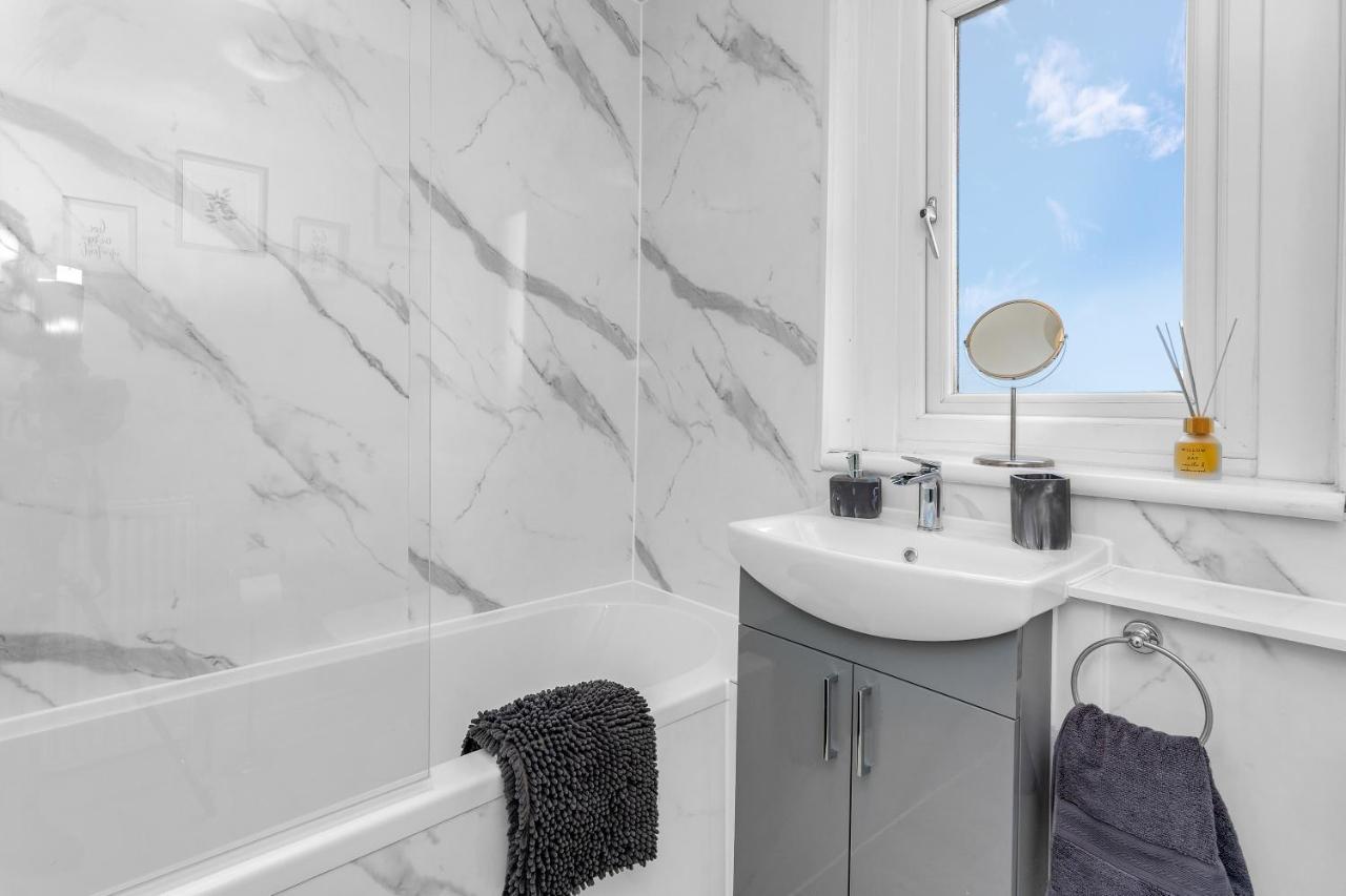 Modern & Spacious 2 Bedroom House - Free Parking - Front & Back Garden - Private Main Door Entrance Edinburgh Exterior foto