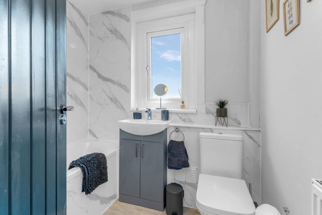 Modern & Spacious 2 Bedroom House - Free Parking - Front & Back Garden - Private Main Door Entrance Edinburgh Exterior foto