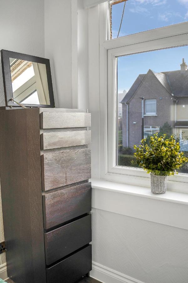 Modern & Spacious 2 Bedroom House - Free Parking - Front & Back Garden - Private Main Door Entrance Edinburgh Exterior foto